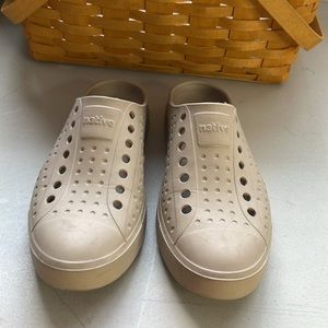 Fit like a size 6-6.5 Native shoes! Slip ons! Lovely condition!